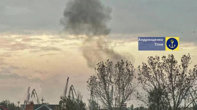 Khói bốc lên ở Berdyansk. (Ảnh: Pravda) Khói bốc lên ở Berdyansk. (Ảnh: Pravda)