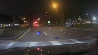 Một thùng phiếu và một túi phiếu được tìm thấy giữa đường. (Ảnh chụp màn hình)