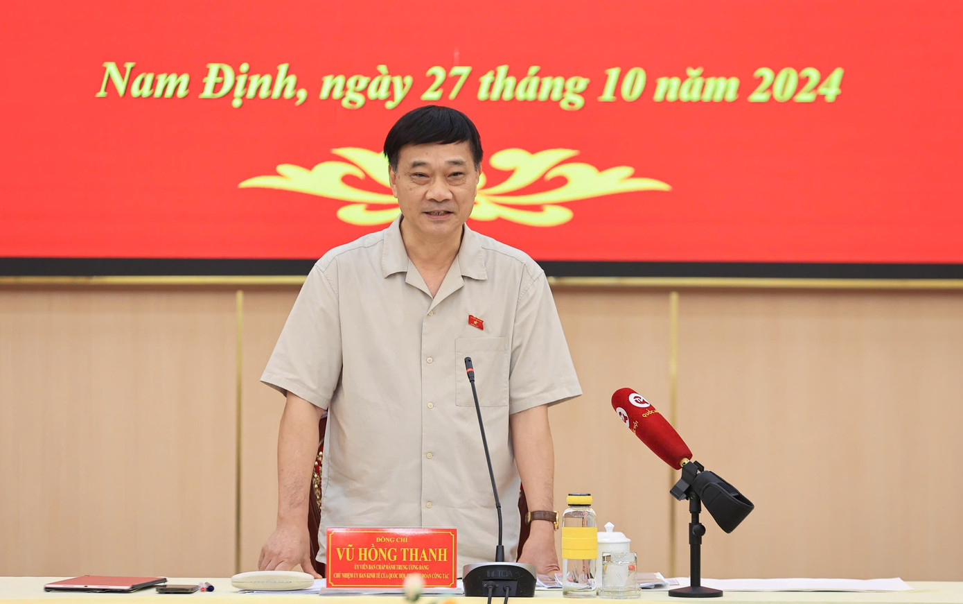 Ông Vũ Hồng Thanh, Chủ nhiệm Ủy ban Kinh tế của Quốc hội nhấn mạnh vai trò quan trọng của Dự án đường sắt tốc độ cao trên trục Bắc - Nam. Ảnh: Tạ Hải.