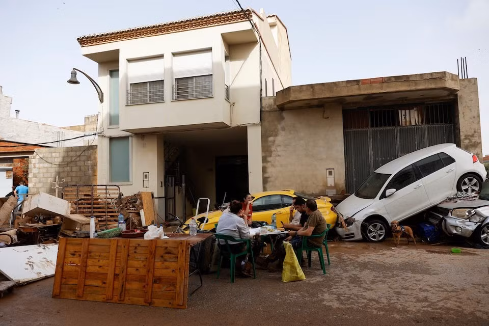 Thủ tướng Tây Ban Nha Pedro Sanchez đã gửi lời chia buồn đến những người mất thân nhân vì lũ quét, đồng thời cam kết tái thiết cơ sở hạ tầng. (Ảnh: Reuters)
