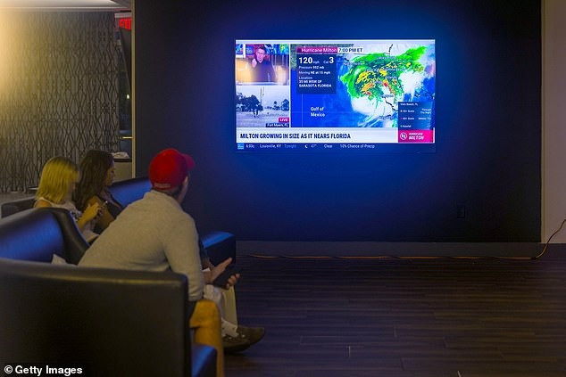 Người dân Mỹ theo dõi thông tin về cơn bão. (Ảnh: Getty Images)