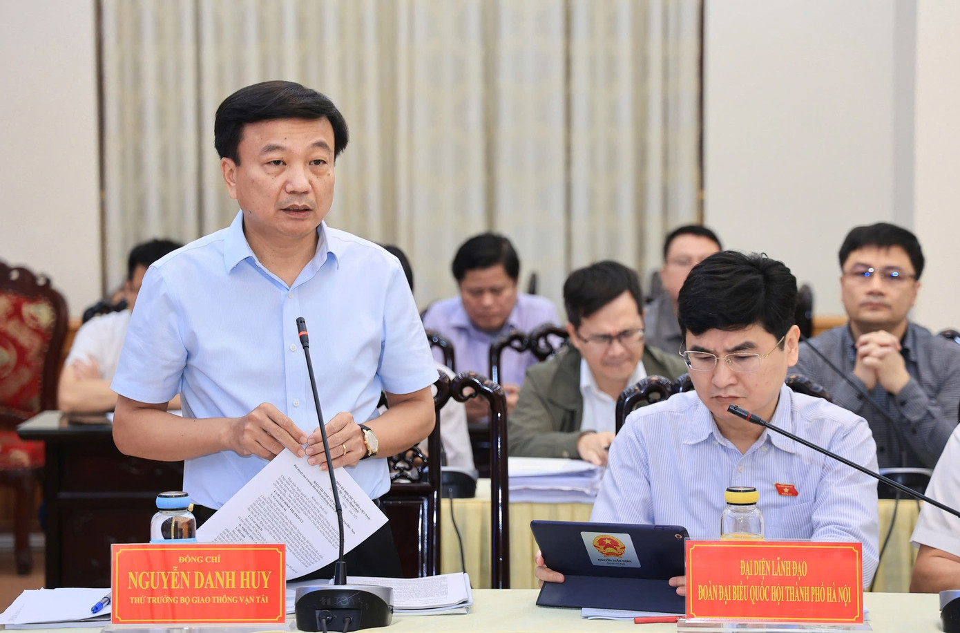 Thứ trưởng Bộ GTVT Nguyễn Danh Huy thông tin các nội dung các đại biểu Quốc hội đề nghị. Ảnh: Tạ Hải.