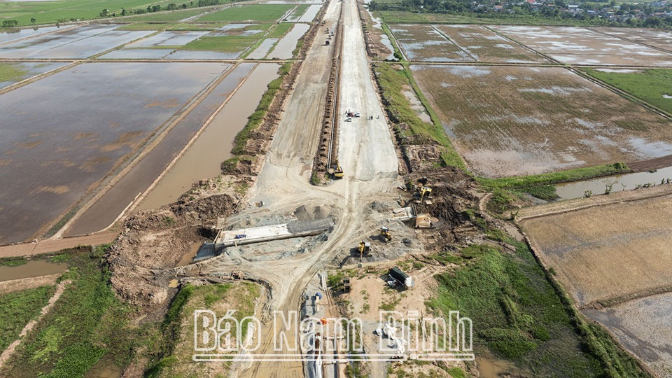 Toàn cảnh điểm đầu khớp nối với dự án xây dựng đường trục phía Nam thành phố Nam Định địa phận xã Nam Cường (Nam Trực) thuộc dự án xây dựng tuyến đường bộ mới Nam Định - Lạc Quần - Đường bộ ven biển. Toàn cảnh điểm đầu khớp nối với dự án xây dựng đường trục phía Nam thành phố Nam Định địa phận xã Nam Cường (Nam Trực) thuộc dự án xây dựng tuyến đường bộ mới Nam Định - Lạc Quần - Đường bộ ven biển.