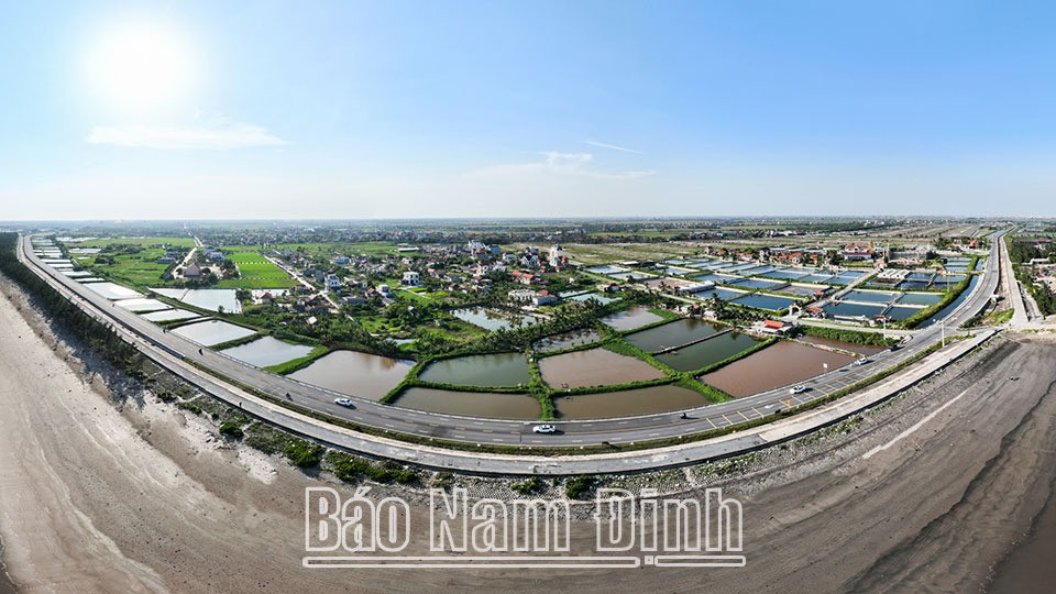 Toàn cảnh tuyến đường bộ mới Nam Định - Lạc Quần - Đường bộ ven biển đoạn qua huyện Hải Hậu. Toàn cảnh tuyến đường bộ mới Nam Định - Lạc Quần - Đường bộ ven biển đoạn qua huyện Hải Hậu.