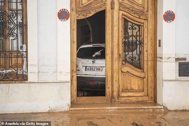 Công ty điện lực i-DE cho biết, khoảng 150.000 khách hàng ở Valencia không có điện. (Ảnh: Getty Images) Công ty điện lực i-DE cho biết, khoảng 150.000 khách hàng ở Valencia không có điện. (Ảnh: Getty Images)
