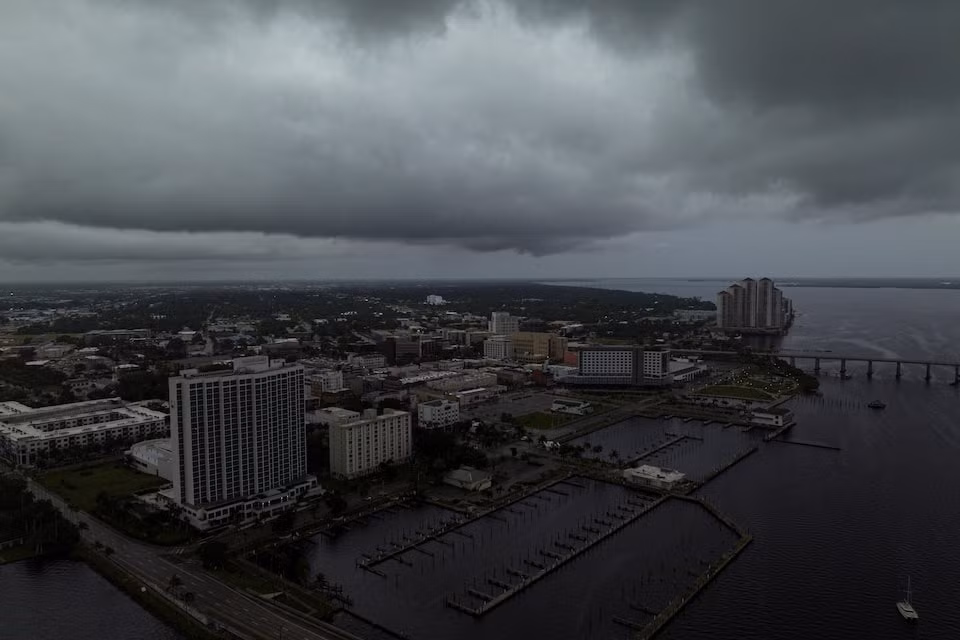 Mây đen bao trùm Fort Myers (bang Florida) trước khi bão Milton đổ bộ. (Ảnh: Reuters)