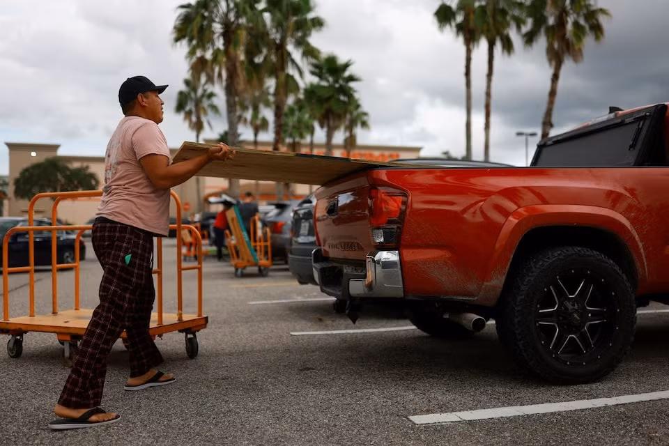 Người dân gia cố nhà cửa ở Florida trước khi bão đổ bộ. (Ảnh: Reuters)