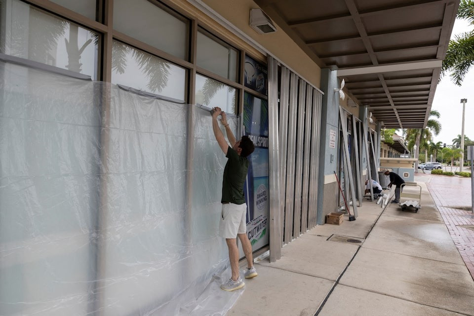 Người dân gia cố nhà cửa ở Florida trước khi bão đổ bộ. (Ảnh: Reuters) Người dân gia cố nhà cửa ở Florida trước khi bão đổ bộ. (Ảnh: Reuters)