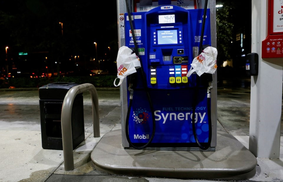 Trước khi bão Milton đổ bộ, nhiều cây xăng cạn kiệt nhiên liệu vì người dân đổ xô đi sơ tán. (Ảnh: Reuters) Trước khi bão Milton đổ bộ, nhiều cây xăng cạn kiệt nhiên liệu vì người dân đổ xô đi sơ tán. (Ảnh: Reuters)