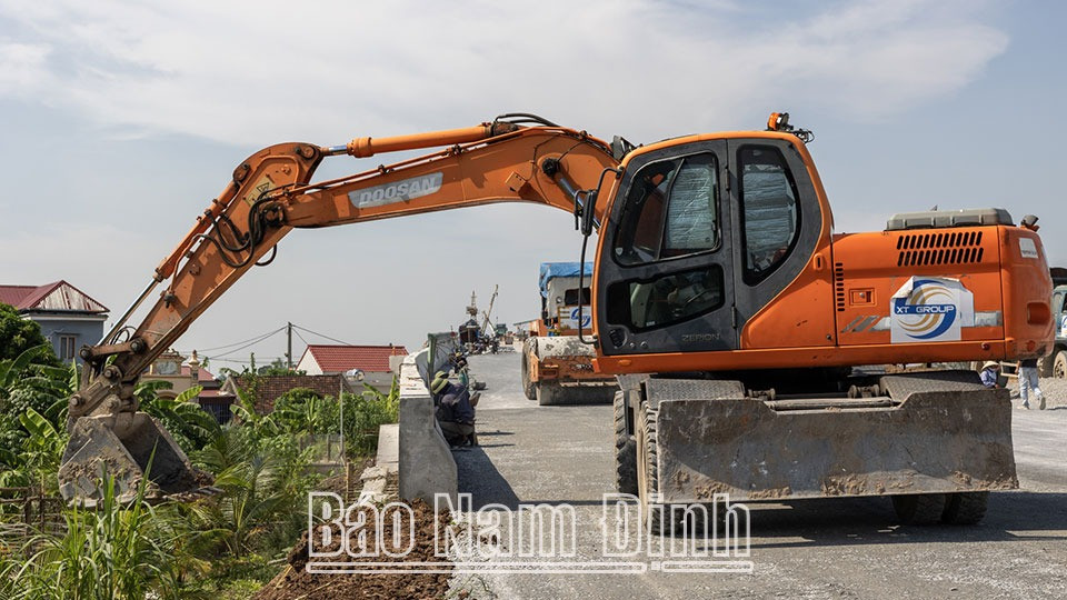 Không khí hối hả thi công trên công trường cầu Đống Cao. Không khí hối hả thi công trên công trường cầu Đống Cao.