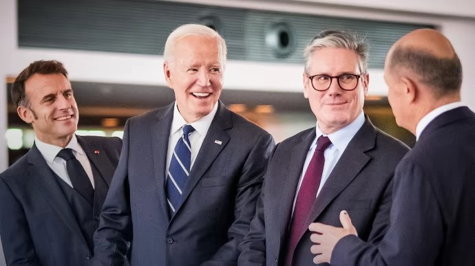 Tổng thống Pháp Emmanuel Macron, Thủ tướng Đức Olaf Scholz, Thủ tướng Anh Keir Starmer và Tổng thống Mỹ Joe Biden tại một cuộc họp ở Berlin vào ngày 18/10. (Ảnh: Chính phủ Đức)