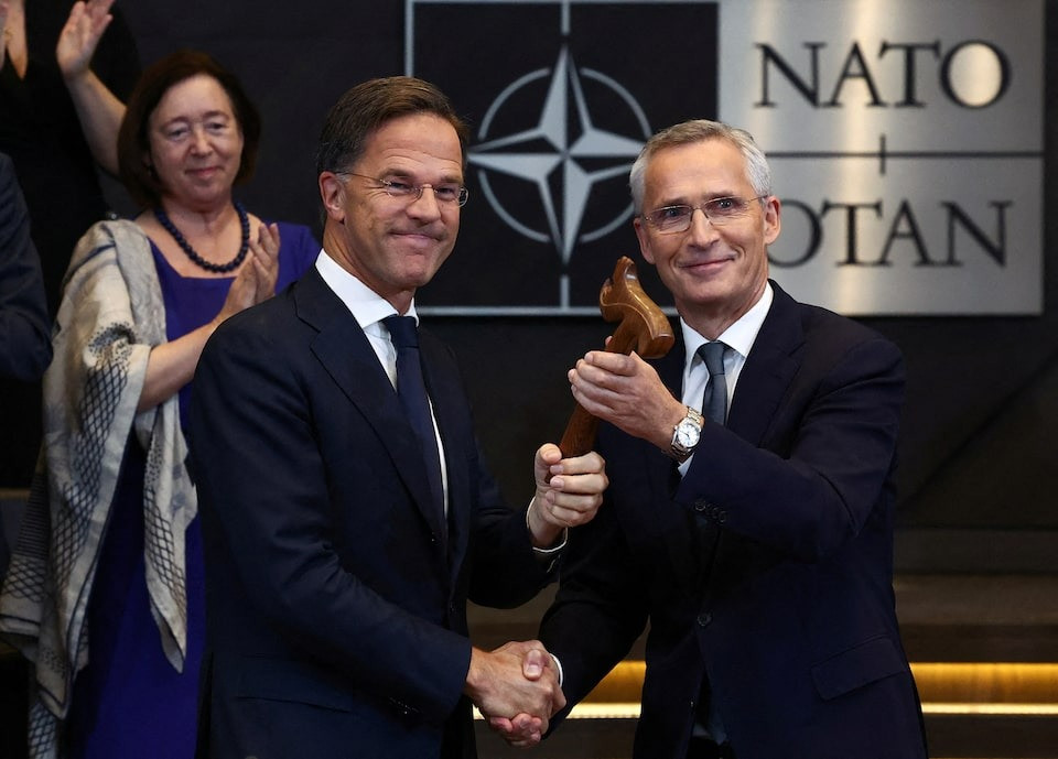 Cựu Tổng thư ký NATO Jens Stoltenberg bắt tay người kế nhiệm Mark Rutte. (Ảnh: Reuters) Cựu Tổng thư ký NATO Jens Stoltenberg bắt tay người kế nhiệm Mark Rutte. (Ảnh: Reuters)