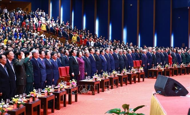 Các đại biểu thực hiện nghi thức chào cờ tại Lễ khai mạc Đại hội đại biểu toàn quốc Mặt trận Tổ quốc Việt Nam lần thứ X, nhiệm kỳ 2024 – 2029. Ảnh: TTXVN