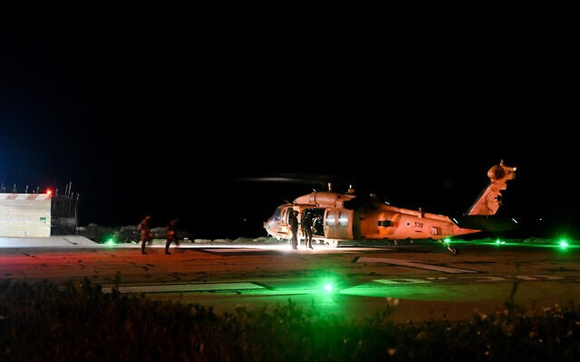 Trực thăng quân sự sơ tán người bị thương trong cuộc tấn công của Hezbollah hôm 13/10. (Ảnh: Times of Israel)