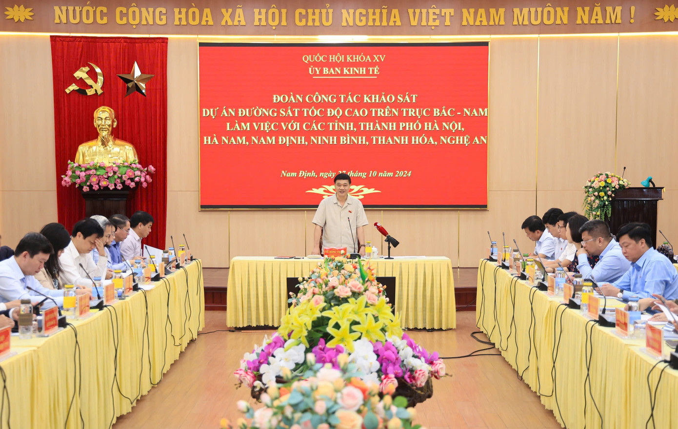 Các đại biểu Quốc hội, lãnh đạo các tỉnh thống nhất cao cần đầu tư đường sắt tốc độ cao Bắc - Nam. Ảnh: Tạ Hải.