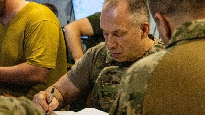 Một số hình ảnh trong chuyến thăm của ông Syrskyi. (Ảnh: Pravda)