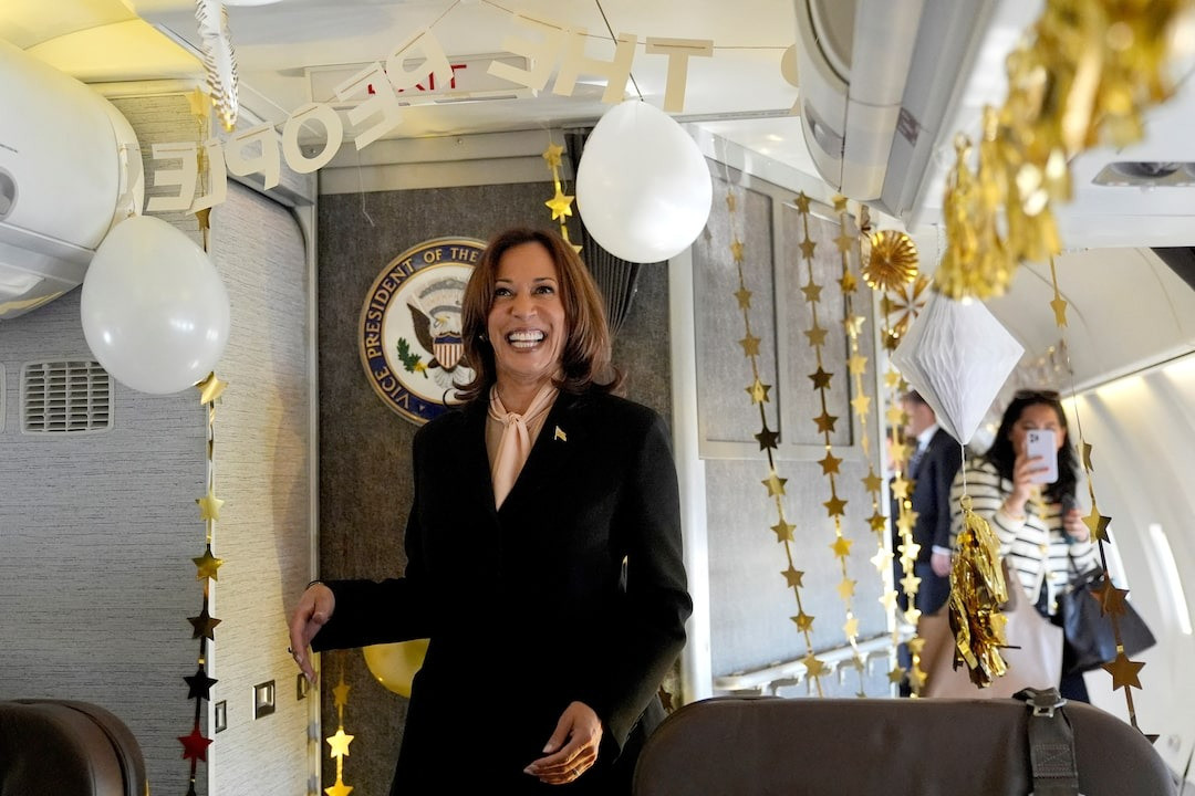 Bà Harris được các nhân viên tổ chức sinh nhật trên chiếc Không lực Hai. (Ảnh: Reuters)