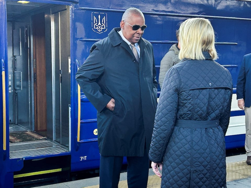 Bộ trưởng Austin đến Kiev bằng tàu hỏa. Ông dự kiến sẽ gặp người đồng cấp Ukraine, Rustem Umerov, để thảo luận về nhu cầu viện trợ của Ukraine. (Ảnh: Reuters)