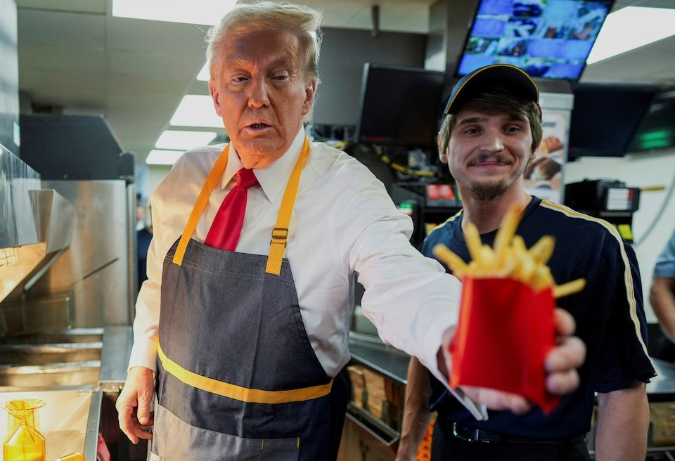 Ông Trump trải nghiệm công việc phục vụ tại cửa hàng McDonald's. (Ảnh: Reuters)