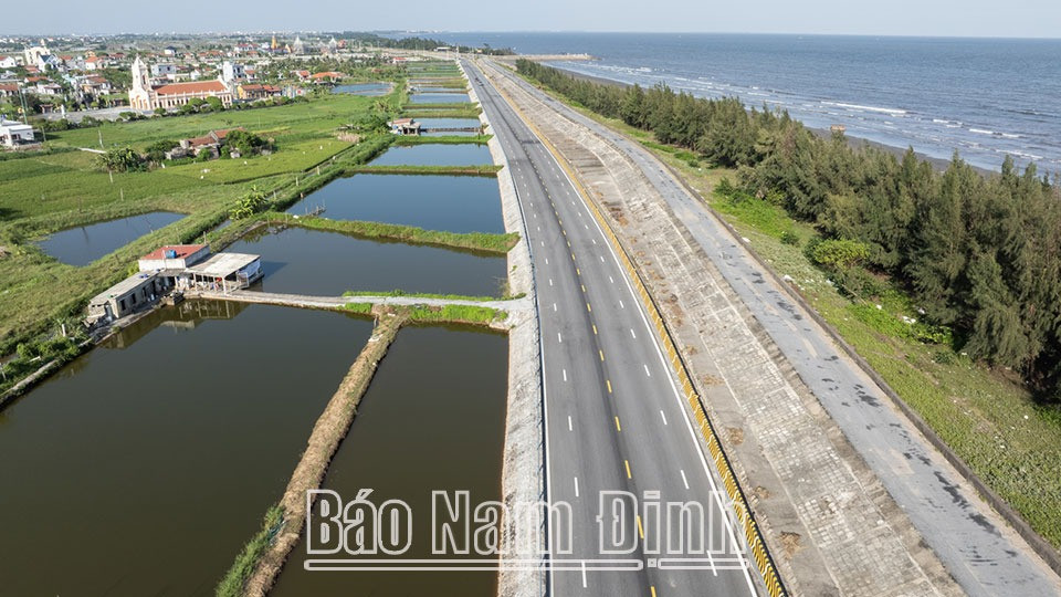 Tuyến đường bộ mới Nam Định - Lạc Quần - Đường bộ ven biển đoạn qua xã Hải Đông (Hải Hậu). Tuyến đường bộ mới Nam Định - Lạc Quần - Đường bộ ven biển đoạn qua xã Hải Đông (Hải Hậu).