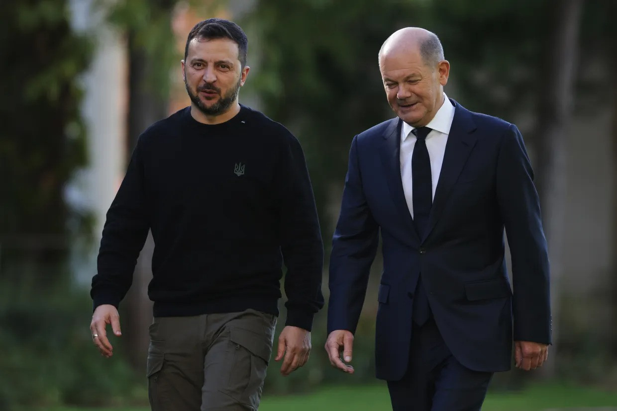 Tổng thống Ukraine Volodymyr Zelensky và Thủ tướng Đức Olaf Scholz gặp nhau hôm 11/10 ở Berlin. (Ảnh: Getty Images)