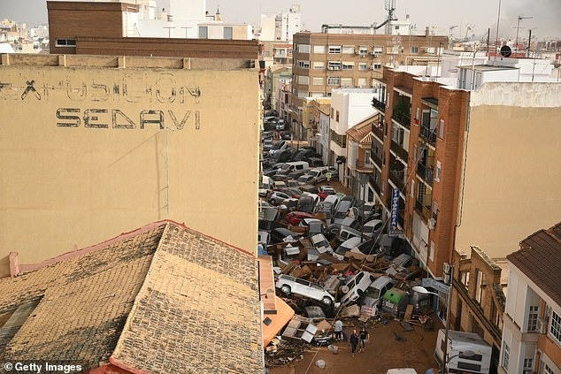 Những chuyến tàu đến các thành phố Madrid và Barcelona đã bị hủy do lũ lụt. Trường học cùng các dịch vụ thiết yếu khác đã bị đình chỉ tại những khu vực bị ảnh hưởng nặng nề nhất. Người dân được khuyến cáo hạn chế đi lại và tuân thủ các thông báo chính thức. (Ảnh: Getty Images) Những chuyến tàu đến các thành phố Madrid và Barcelona đã bị hủy do lũ lụt. Trường học cùng các dịch vụ thiết yếu khác đã bị đình chỉ tại những khu vực bị ảnh hưởng nặng nề nhất. Người dân được khuyến cáo hạn chế đi lại và tuân thủ các thông báo chính thức. (Ảnh: Getty Images)