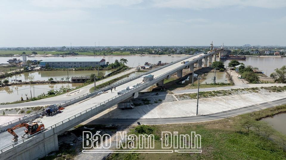 Cầu Đống Cao cơ bản hoàn thiện phần kết cấu chính. Cầu Đống Cao cơ bản hoàn thiện phần kết cấu chính.