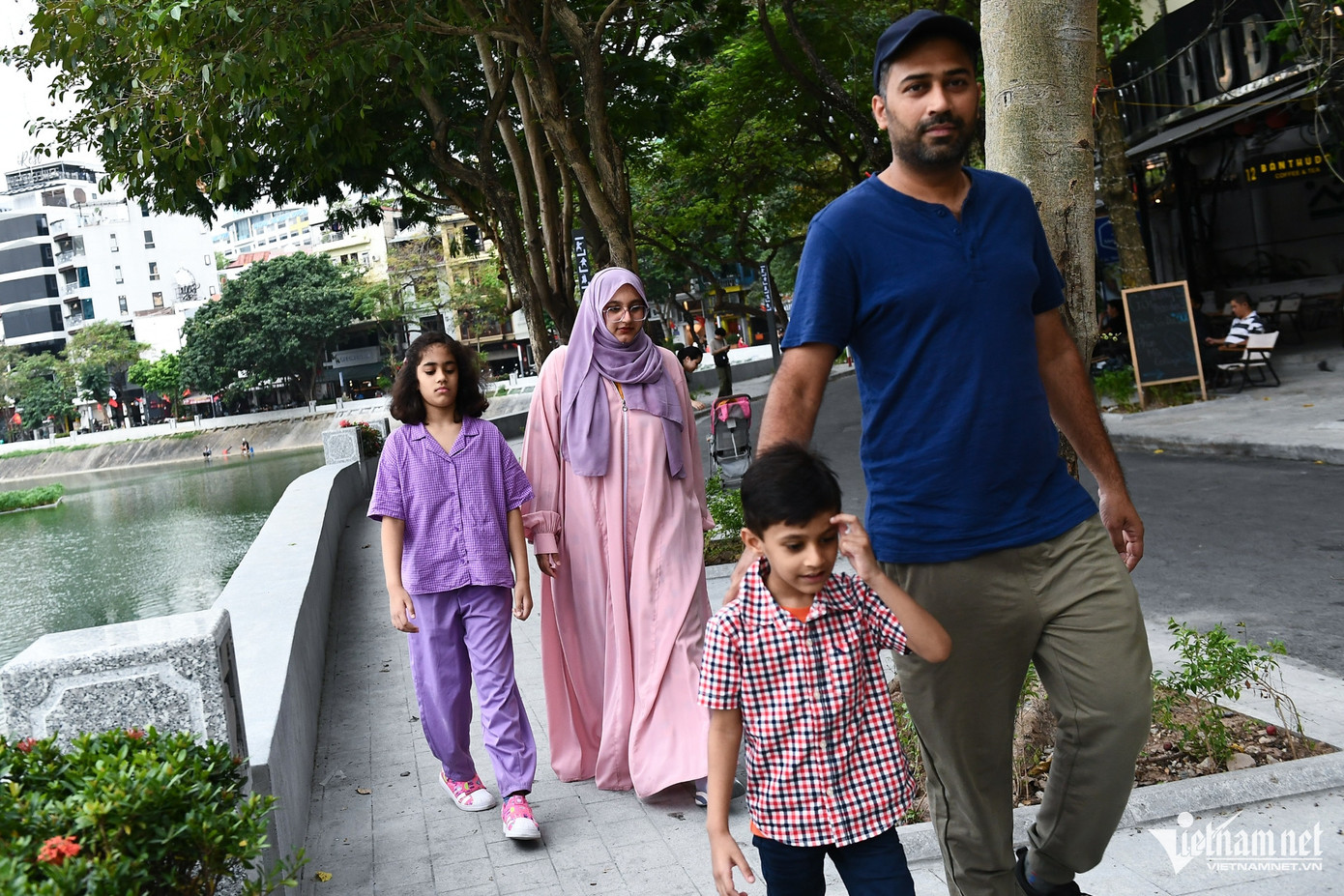 Anh Shubham - một du khách cho biết, gia đình anh được giới thiệu đến tuyến phố đi bộ mới này để vui chơi. Anh chia sẻ: "Tôi và vợ khá thích không gian thoáng mát, yên bình. Tuy nhiên, đám trẻ lại tỏ ra không vui lắm vì chúng muốn tham gia các trò chơi hoặc nghe nhạc". Anh Shubham - một du khách cho biết, gia đình anh được giới thiệu đến tuyến phố đi bộ mới này để vui chơi. Anh chia sẻ: "Tôi và vợ khá thích không gian thoáng mát, yên bình. Tuy nhiên, đám trẻ lại tỏ ra không vui lắm vì chúng muốn tham gia các trò chơi hoặc nghe nhạc".