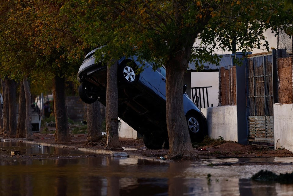 Video do dịch vụ khẩn cấp quay từ trực thăng cho thấy những cây cầu bị sập và xe hơi chất đống trên các xa lộ. (Ảnh: Reuters) Video do dịch vụ khẩn cấp quay từ trực thăng cho thấy những cây cầu bị sập và xe hơi chất đống trên các xa lộ. (Ảnh: Reuters)