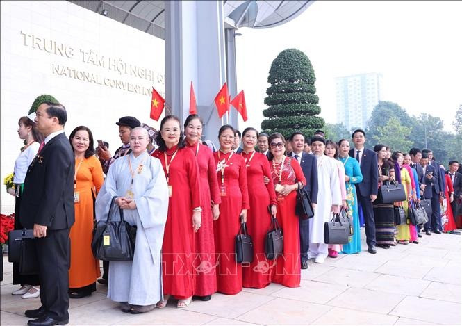 Các đại biểu đến dự Phiên khai mạc trọng thể Đại hội.