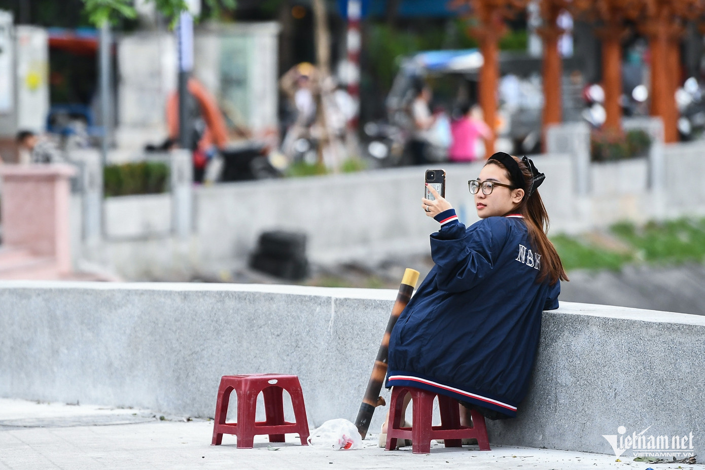 Sống gần khu vực phố đi bộ Ngọc Khánh, Ngọc Hà thường ra đây ngồi hóng gió theo thói quen. Cô chia sẻ: "Trước khi có phố đi bộ, lối đi quanh hồ đã là địa điểm quen thuộc của tôi và bạn bè. Người dân ở đây cũng thường đến để đi bộ thể dục. Tôi chưa thấy có gì thay đổi về số lượng người đến chơi, nơi này không đông đúc như phố đi bộ hồ Gươm". Ngọc Hà cũng cho biết, sau khi được cải tạo, khu vực ven hồ đã trở nên đẹp hơn, nhưng do thiếu các hoạt động vui chơi giải trí nên vẫn khó thu hút nhiều người ghé thăm. Sống gần khu vực phố đi bộ Ngọc Khánh, Ngọc Hà thường ra đây ngồi hóng gió theo thói quen. Cô chia sẻ: "Trước khi có phố đi bộ, lối đi quanh hồ đã là địa điểm quen thuộc của tôi và bạn bè. Người dân ở đây cũng thường đến để đi bộ thể dục. Tôi chưa thấy có gì thay đổi về số lượng người đến chơi, nơi này không đông đúc như phố đi bộ hồ Gươm". Ngọc Hà cũng cho biết, sau khi được cải tạo, khu vực ven hồ đã trở nên đẹp hơn, nhưng do thiếu các hoạt động vui chơi giải trí nên vẫn khó thu hút nhiều người ghé thăm.