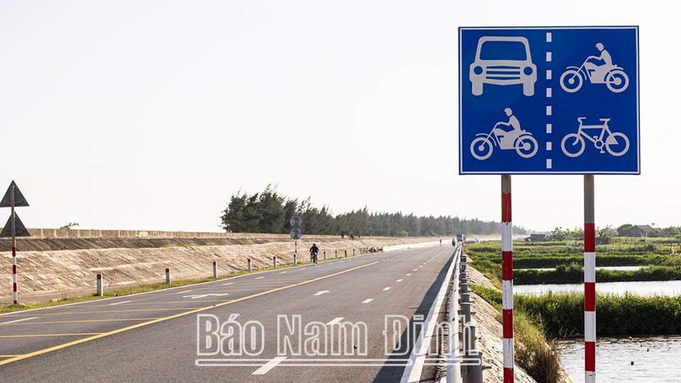 Hệ thống biển báo, lan can, vạch kẻ đường tuyến đường bộ mới Nam Định - Lạc Quần - Đường bộ ven biển đoạn qua xã Hải Đông (Hải Hậu) đã hoàn thành. Hệ thống biển báo, lan can, vạch kẻ đường tuyến đường bộ mới Nam Định - Lạc Quần - Đường bộ ven biển đoạn qua xã Hải Đông (Hải Hậu) đã hoàn thành.