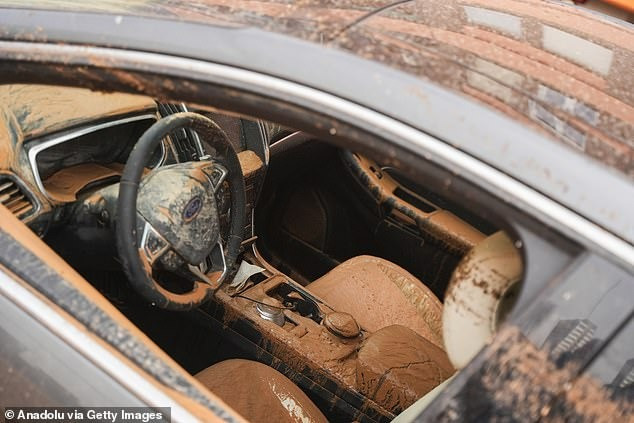 Công ty điện lực i-DE cho biết, khoảng 150.000 khách hàng ở Valencia không có điện. (Ảnh: Getty Images) Công ty điện lực i-DE cho biết, khoảng 150.000 khách hàng ở Valencia không có điện. (Ảnh: Getty Images)