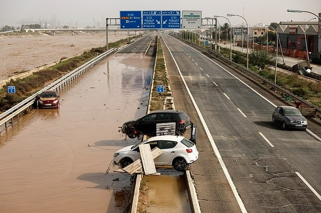 Công ty điện lực i-DE cho biết, khoảng 150.000 khách hàng ở Valencia không có điện. (Ảnh: Getty Images) Công ty điện lực i-DE cho biết, khoảng 150.000 khách hàng ở Valencia không có điện. (Ảnh: Getty Images)