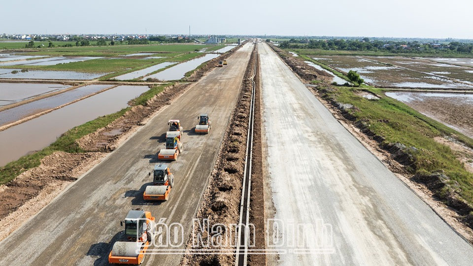 Điểm đầu khớp nối với dự án xây dựng đường trục phía Nam thành phố Nam Định địa phận xã Nam Cường (Nam Trực) đang khẩn trương hoàn thiện. Điểm đầu khớp nối với dự án xây dựng đường trục phía Nam thành phố Nam Định địa phận xã Nam Cường (Nam Trực) đang khẩn trương hoàn thiện.