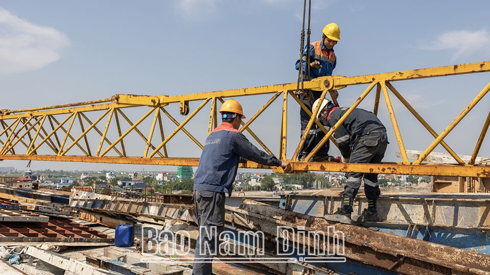 Công nhân thi công trên công trường cầu Đống Cao. Công nhân thi công trên công trường cầu Đống Cao.