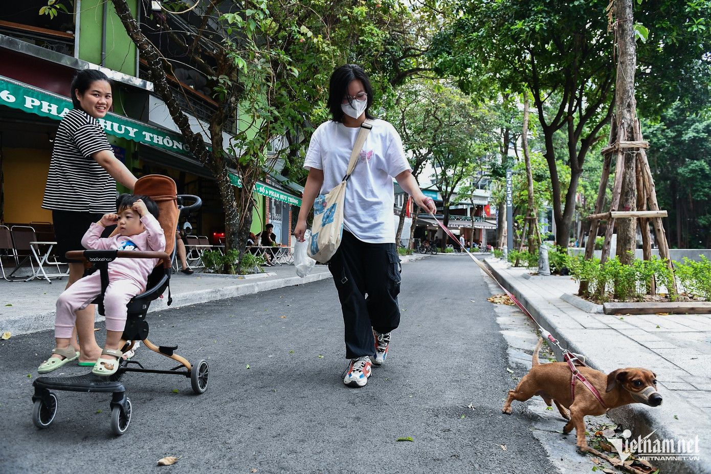 Ngọc Vy dắt thú cưng dạo tại phố đi bộ Ngọc Khánh trong một ngày thời tiết đẹp. Cô cho biết: "Phố đi bộ ở đây vắng hơn nhiều so với hồ Gươm và diện tích cũng nhỏ hơn so với các tuyến phố đi bộ khác tại Hà Nội. Mình nghĩ nơi này phù hợp với những ai thích không gian nhẹ nhàng, thoáng đãng, thay vì tìm kiếm các hoạt động vui chơi giải trí". Ngọc Vy dắt thú cưng dạo tại phố đi bộ Ngọc Khánh trong một ngày thời tiết đẹp. Cô cho biết: "Phố đi bộ ở đây vắng hơn nhiều so với hồ Gươm và diện tích cũng nhỏ hơn so với các tuyến phố đi bộ khác tại Hà Nội. Mình nghĩ nơi này phù hợp với những ai thích không gian nhẹ nhàng, thoáng đãng, thay vì tìm kiếm các hoạt động vui chơi giải trí".