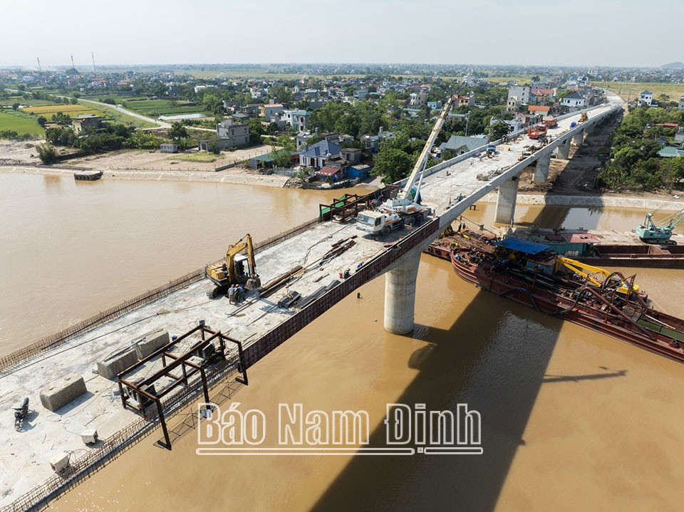 Các hạng mục thi công cầu Đống Cao đang tiếp tục được hoàn thiện. Các hạng mục thi công cầu Đống Cao đang tiếp tục được hoàn thiện.