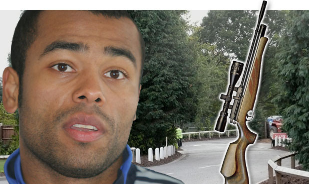 Ashley Cole nghịch...súng
