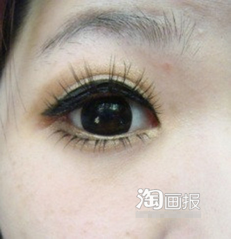 Mắt bạn khi đã dính xong mi giả dưới