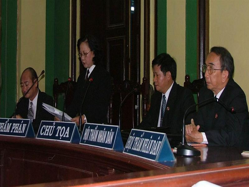 Hội đồng xét xử tuyên đọc bản án Các bị cáo nghe đọc bản án Bị cáo Mai Văn Dâu nghe đọc lời tuyên án đối với mình Lê Văn Thắng và Nguyễn Cương khi bị tuyên án Nỗi đau khổ của Phan Nghĩa Hiệp khi nghe mức án dành mình LS Hoàng Mỹ Đức chúc mừng bà Võ Thị Thanh Hằng được Tòa tuyên vô tội Các nhà báo chụp ảnh chiếc xe chở ông Mai Văn Dâu về trại Hội đồng xét xử tuyên đọc bản án Các bị cáo nghe đọc bản án Bị cáo Mai Văn Dâu nghe đọc lời tuyên án đối với mình Lê Văn Thắng và Nguyễn Cương khi bị tuyên án Nỗi đau khổ của Phan Nghĩa Hiệp khi nghe mức án dành mình LS Hoàng Mỹ Đức chúc mừng bà Võ Thị Thanh Hằng được Tòa tuyên vô tội Các nhà báo chụp ảnh chiếc xe chở ông Mai Văn Dâu về trại