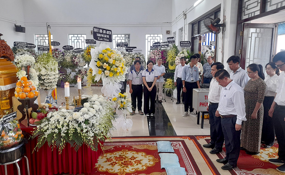 Sáng 20/8, ông Trần Việt Trường - Chủ tịch UBND TP. Cần Thơ dẫn đầu đoàn của UBND TP. Cần Thơ vào viếng, tiễn đưa GS. Võ Tòng Xuân. Ảnh: Cảnh Kỳ