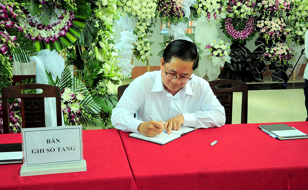 Ghi sổ tang, ông Trần Việt Trường - Chủ tịch UBND TP. Cần Thơ viết: "Vô cùng thương tiếc Anh hùng Lao động, Nhà giáo Nhân dân, GS.TS Võ Tòng Xuân - Nhà khoa học lỗi lạc, người Thầy tận tụy, người bạn chân thành của hàng triệu người nông dân Việt Nam! Thành kính tiễn biệt Thầy với niềm tiếc thương vô hạn!".