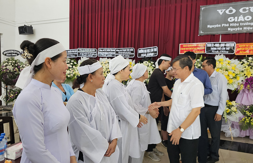 Ông Trương Cảnh Tuyên - Phó Chủ tịch UBND tỉnh Hậu Giang chia buồn cùng gia quyến GS. Võ Tòng Xuân.