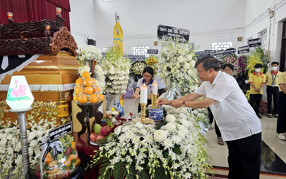 Ông Trương Cảnh Tuyên - Phó Chủ tịch UBND tỉnh Hậu Giang cùng lãnh đạo sở ngành viếng GS. Võ Tòng Xuân.