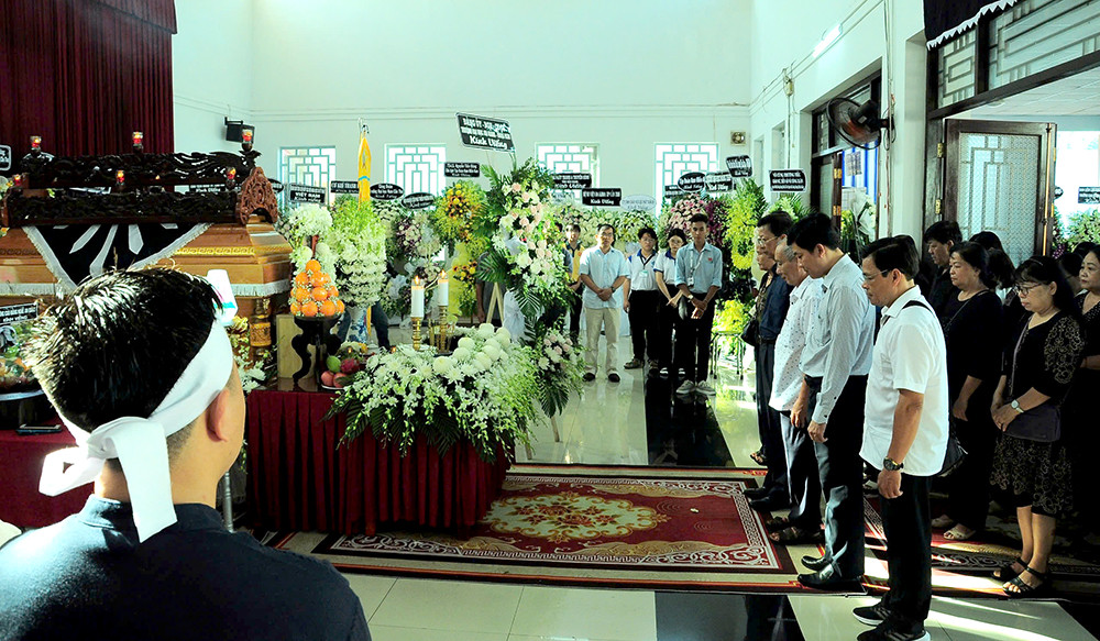 PGS.TS Võ Văn Thắng - Hiệu trưởng Trường Đại học An Giang (ĐHQG TPHCM), dẫn đầu đoàn viếng của Đại hộc Quốc gia TPHCM và Đại học An Giang tiễn đưa GS. Võ Tòng Xuân - người Hiệu trưởng đầu tiên của Đại học An Giang.