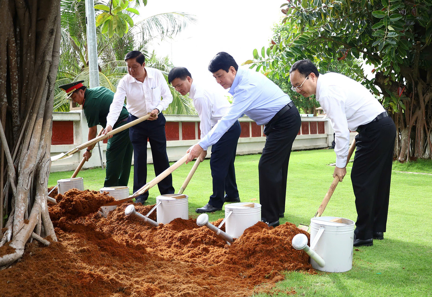 Thường trực Ban Bí thư - Lương Cường cùng lãnh đạo TP. Cần Thơ trồng cây tại Đền thờ Vua Hùng thành phố Cần Thơ. Thường trực Ban Bí thư - Lương Cường cùng lãnh đạo TP. Cần Thơ trồng cây tại Đền thờ Vua Hùng thành phố Cần Thơ.