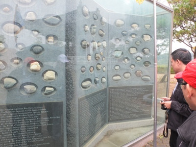 Bên cạnh quả chuông Hòa Bình là bức tường được gắn những viên đá mang về từ 64 quốc gia với 86 viên đá của những vùng đã từng hứng chịu nỗi đau của chiến tranh