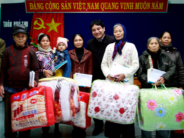 Trước đó, (ngày 27-1), tại xã An Thủy (Lệ Thủy, Quảng Bình), đoàn công tác T.Ư Đoàn và đã chúc tết và tặng quà cho nhân dân, thiếu nhi có hoàn cảnh khó khăn tại