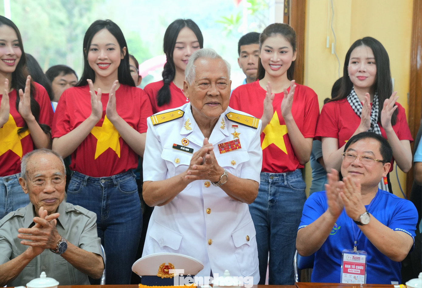 Người con Tuy Hòa (Phú Yên) - anh hùng Hồ Đắc Thạnh, được đào tạo sĩ quan hải quân và sau đó được giao nhiệm vụ thuyền phó, thuyền trưởng tàu Không số - ôn lại lịch sử của tàu Không số và huyền thoại đường Hồ Chí Minh trên biển. Người con Tuy Hòa (Phú Yên) - anh hùng Hồ Đắc Thạnh, được đào tạo sĩ quan hải quân và sau đó được giao nhiệm vụ thuyền phó, thuyền trưởng tàu Không số - ôn lại lịch sử của tàu Không số và huyền thoại đường Hồ Chí Minh trên biển.